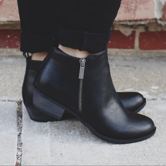 Boutique Shoes - Black Chelsea Side Zipper Chic Ankle Bootie